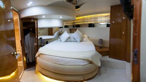 Room - Sun-Kissed Sailing Adventure in Islas Sarónicas (Alimos)