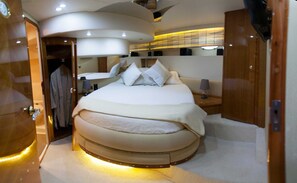 Room - Sun-Kissed Sailing Adventure in Islas Sarónicas (Alimos)