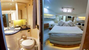 Un interior pequeño y bien iluminado, con baño y cama.