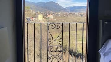 Escritorio, wifi gratis y ropa de cama