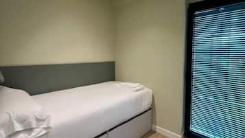 Escritorio, wifi gratis y ropa de cama
