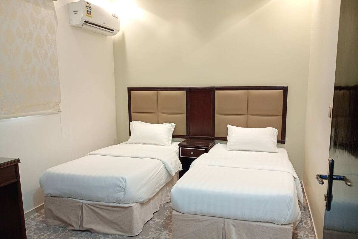 Apartamento, vista para o parque | Cofres nos quartos, espaço de trabalho para notebook, cortinas blackout