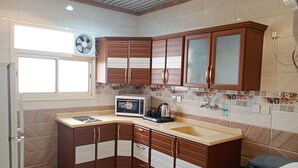 大型冰箱、微波爐、烤箱、爐台