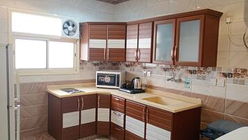 Full-size fridge, microwave, oven, stovetop