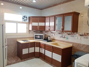 Full-size fridge, microwave, oven, stovetop - Elnada palace for serviced apartment (alwadeen / abha)