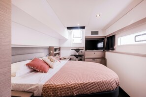 5 bedrooms - Sun-Kissed Sailing Adventure in Provence-Alpes-Côte d'Azur (Hyères)