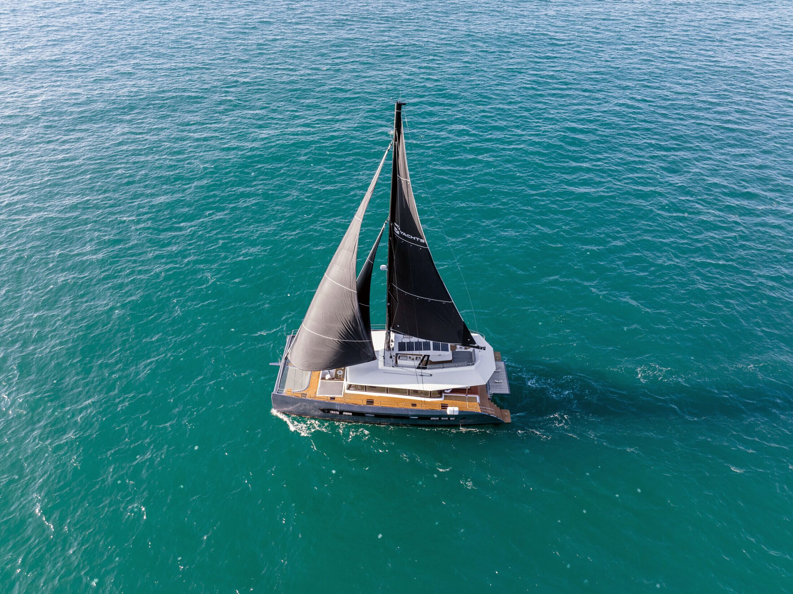 Un voilier sur une eau turquoise.