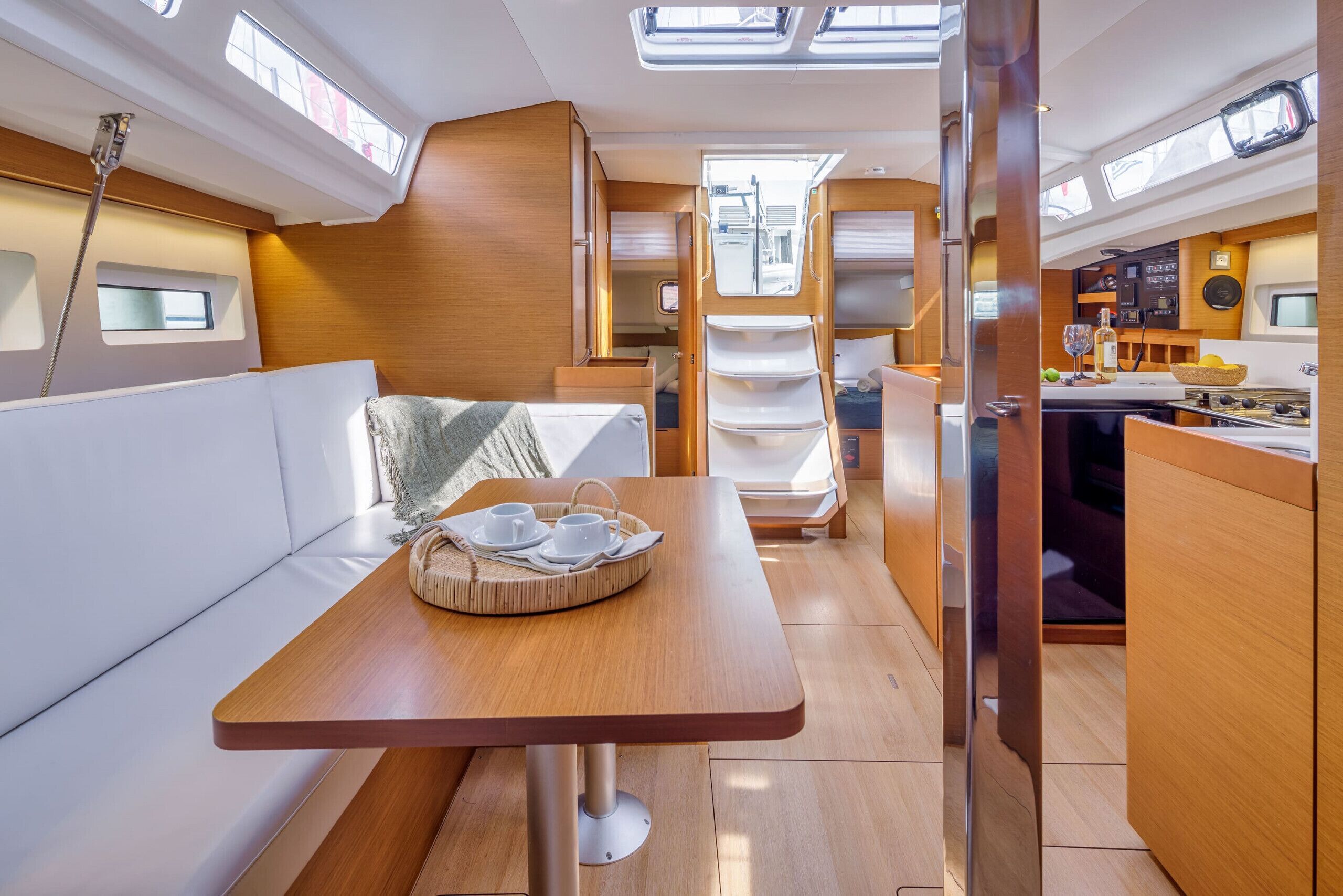 Un interior compacto y bien iluminado, con comedor, kitchenette y zona de estar.