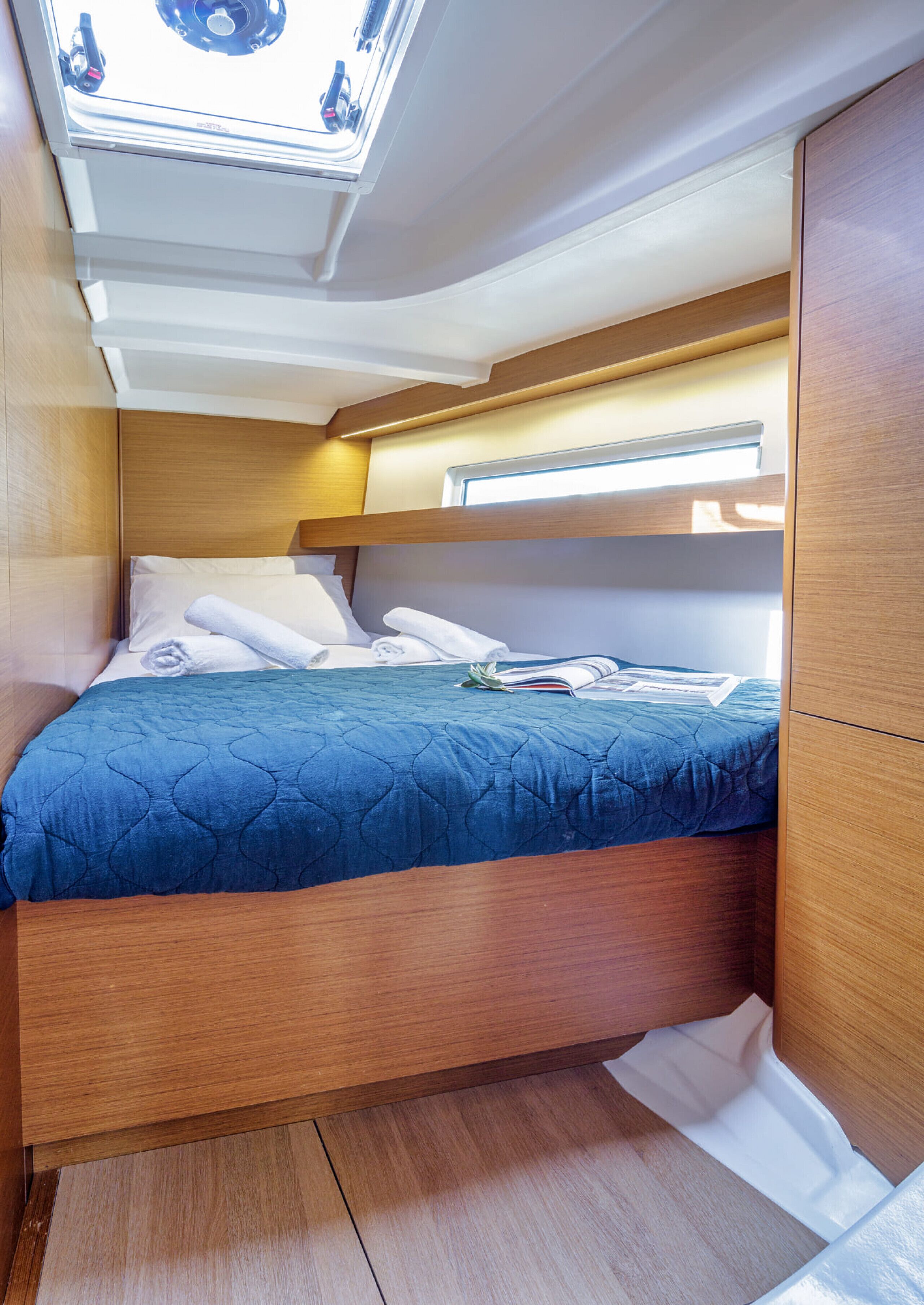 Ein gemütliches Häuschen mit Etagenbett, Dachfenster und Holzvertäfelung.