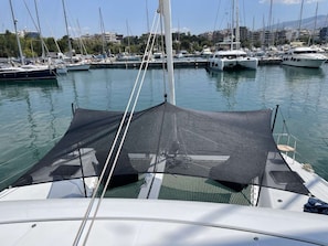 Ein Yachthafen mit mehreren Segelbooten, die dort liegen.