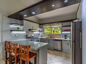 Familienvilla, Nichtraucher, eigener Pool | Eigene Küche | Wasserkocher mit Kaffee-/Teezubehör, Hochstuhl, Esstisch