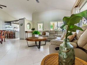 Familienvilla, Nichtraucher, eigener Pool | Wohnbereich | 42-Zoll-Smart-TV mit Digitalempfang, Netflix, Streaming-Dienste