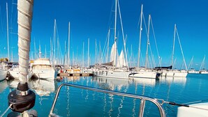 En lysthavn med flere sejlbåde i havnen.