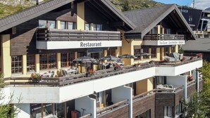 Un restaurant doté d’une terrasse, d’un balcon et d’une enseigne indiquant qu’il s’agit d’un salon de thé.