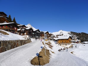 A snow-covered mountain village with wooden buildings, a clear sky, and a ski slope. - Huwetz 2. OG Süd Appartement/Fewo, Dusche oder Bad, WC 4 Zimmerwohnung, 6-Betten by Interhome (Bettmeralp)