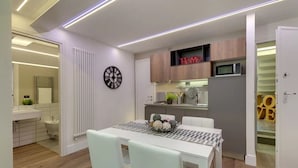 Una cocina moderna con un microondas, un reloj y un cartel que dice 'Home'.