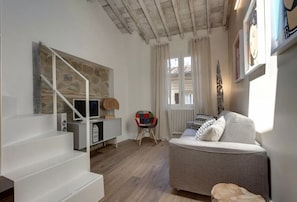 TV, books - Elegant Florence Apartment in the heart of the Renaissance city (Firenze)