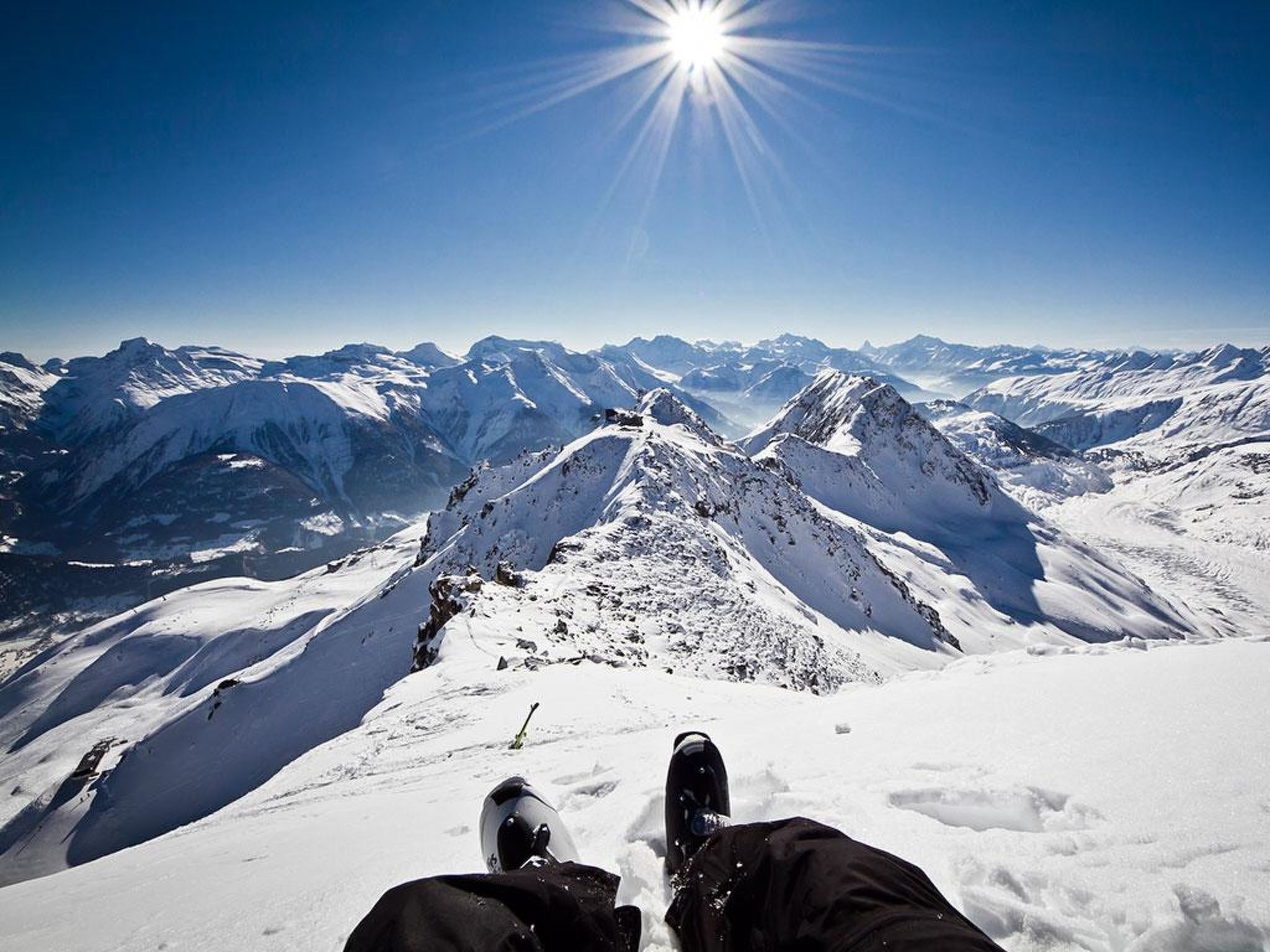 Un paysage de montagne enneigé sous un ciel dégagé.