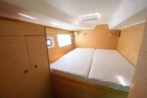 A compact bedroom with a single bed, a small window, and built-in storage. - Sun-Kissed Sailing Adventure in the Ionian Islands, Lefkada (Lefkada)