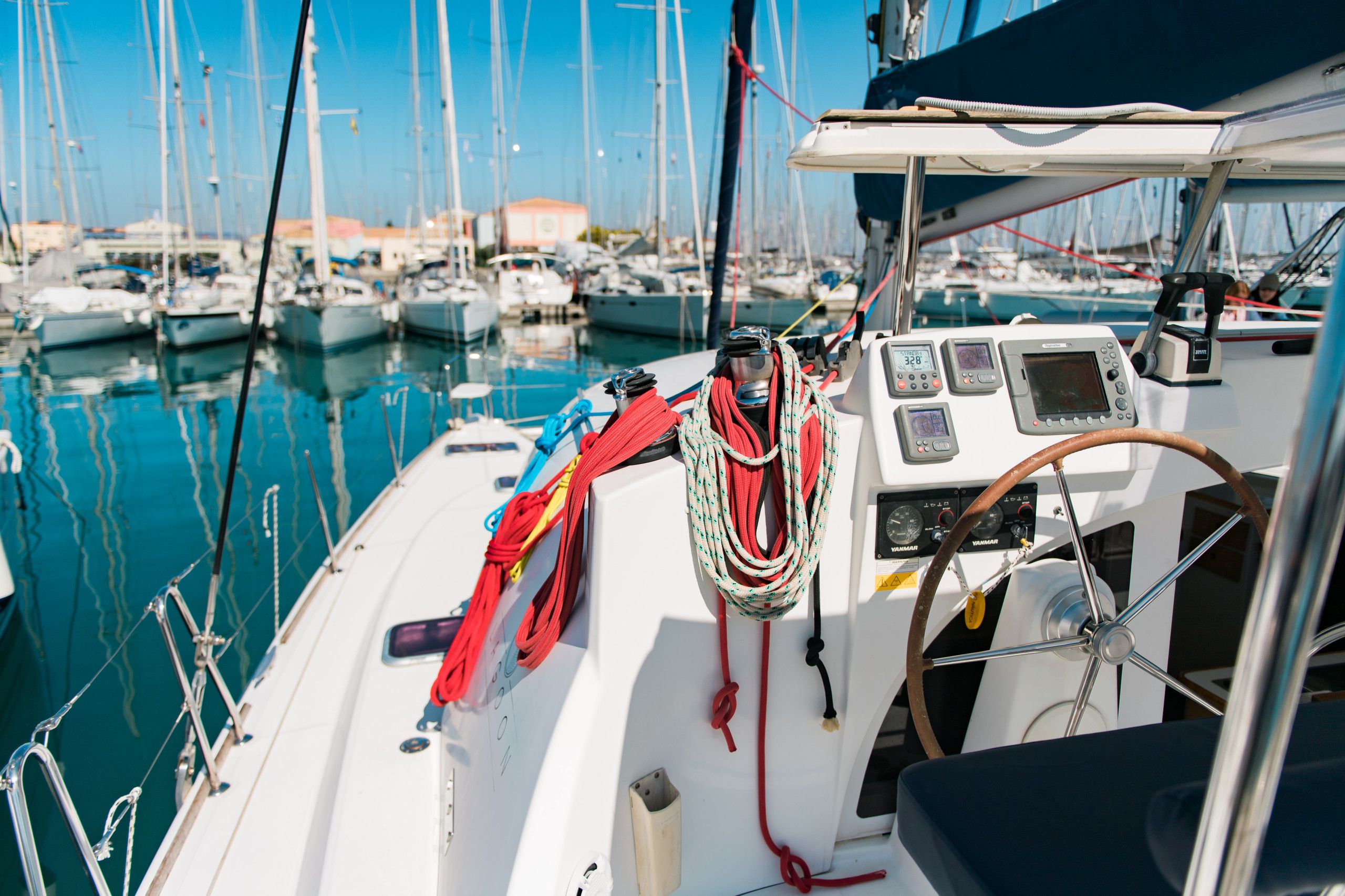 Un puerto deportivo con varias embarcaciones amarradas.