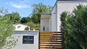 Eine Villa namens 'Villa Sunrise' mit einem Schild, das eine Bewertung von 67 C anzeigt.