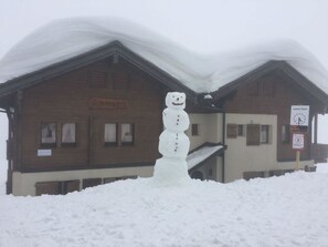 A snowman in front of a building with a sign that reads 'Almenroosch'. - Almenrausch 2. OG Süd-West Appartement/Fewo, Dusche, WC by Interhome (Riederalp)
