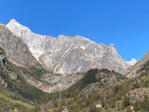 Un paisaje montañoso con terreno rocoso y vegetación escasa.