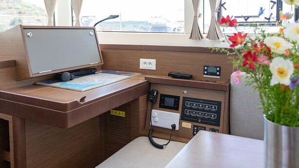 Eine kleine Küchenzeile mit Holz Arbeitsplatte, Spüle und einer Bedienkonsole mit verschiedenen Tasten und Display.