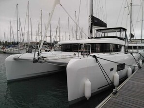 Un port de plaisance où sont amarrés plusieurs voiliers.