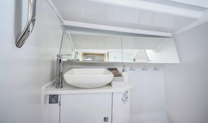 Shower - Sun-Kissed Sailing Adventure in Valencia (Valencia / València)