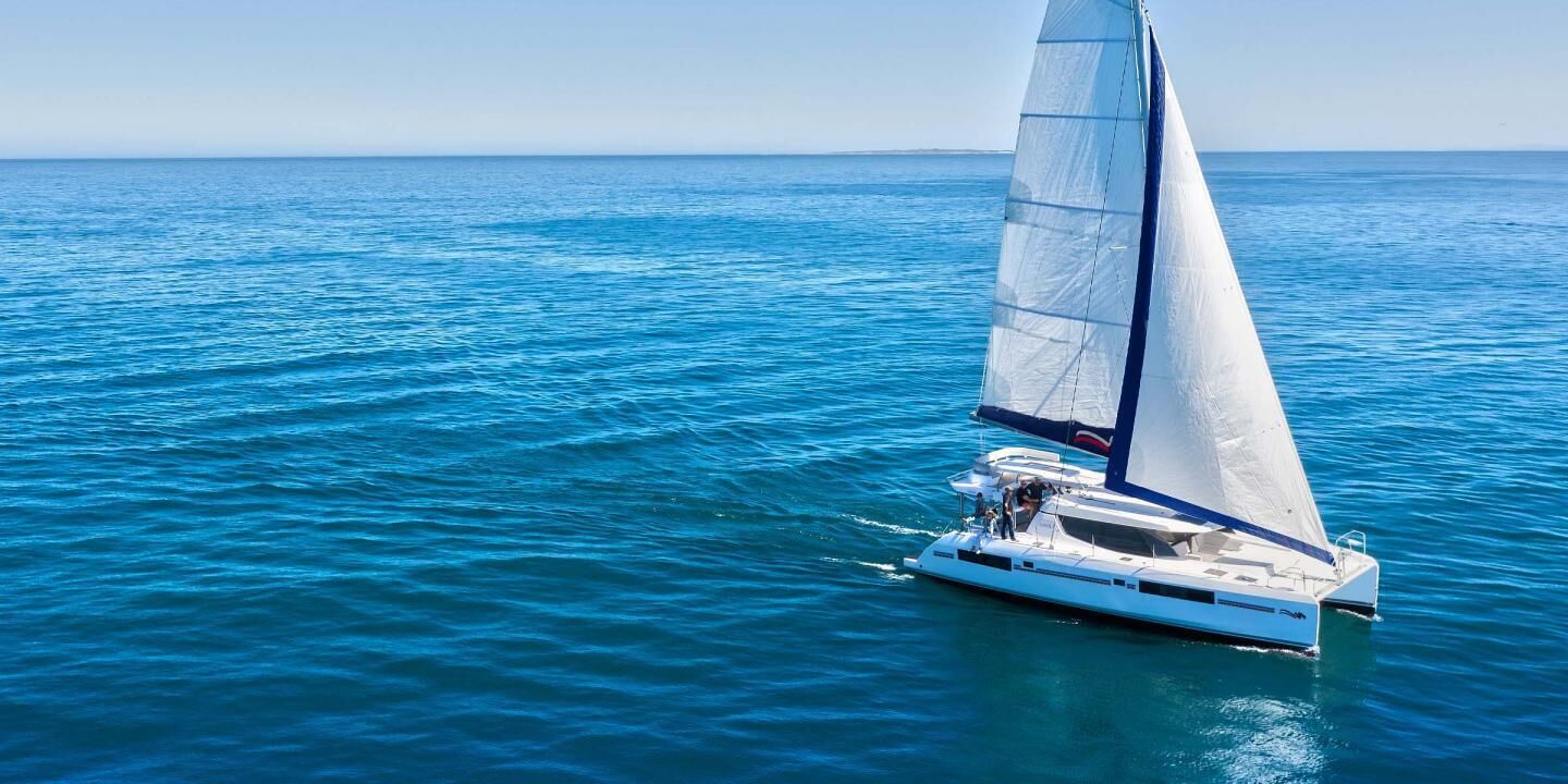 Een zeilboot op een rustige zee.