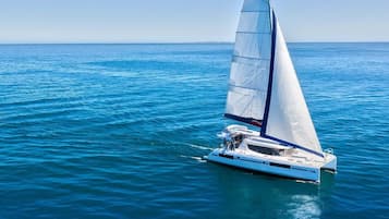 Een zeilboot op een rustige zee.
