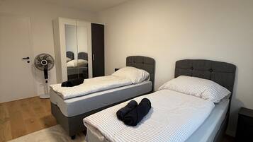 3 chambres, fer et planche à repasser, Wi-Fi, draps fournis
