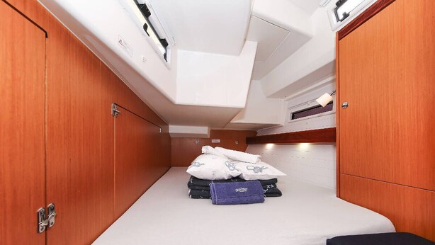 A compact cabin with a bed, storage cabinets, and a skylight. - Sun-Kissed Sailing Adventure in Islas Sarónicas (Alimos)