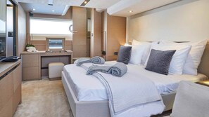 Et moderne hotelværelse med en stor seng, et skrivebord og et spejl.
