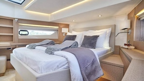 Un dormitorio moderno con cama, mesitas de noche, ventana y estante empotrado.