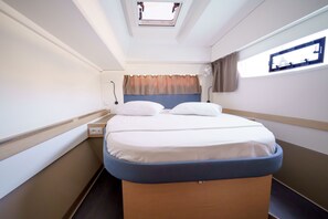 A compact, well-lit bedroom with a single bed, a small window, and a skylight. - Sun-Kissed Sailing Adventure in the Ionian Islands, Lefkada (Lefkada)