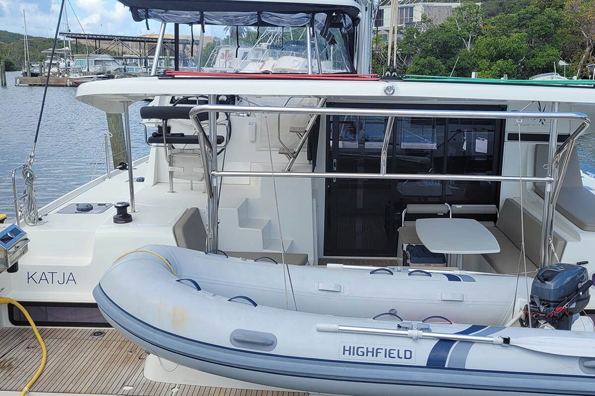 Ein Boot mit Kabine, überdachtem Bereich und einem kleineren Schlauchboot namens 'HIGHFIELD'.