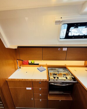 Private kitchen - Sun-Kissed Sailing Adventure in Northern Croatia (Novi Vinodolski)