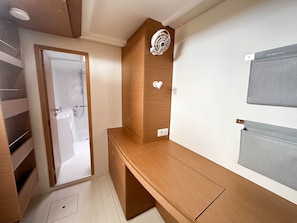 Ein Badezimmer mit Dusche, einem Holzkosmetikschrank und einem Handtuchhalter.