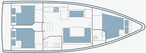 L’intérieur d’un bateau comprend une cuisine, un coin repas et plusieurs cabines.