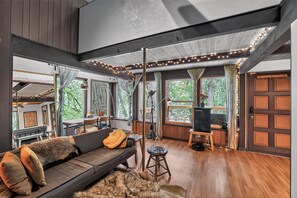 Fernseher, Kamin, Bücher