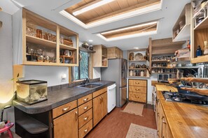 Wasserkocher mit Kaffee-/Teezubehör, Kühlschrank, Mikrowelle, Ofen