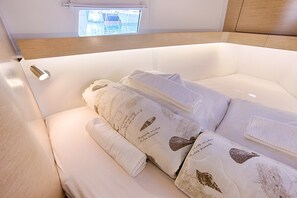 Room - Sun-Kissed Sailing Adventure in Split, Croatia (Split)