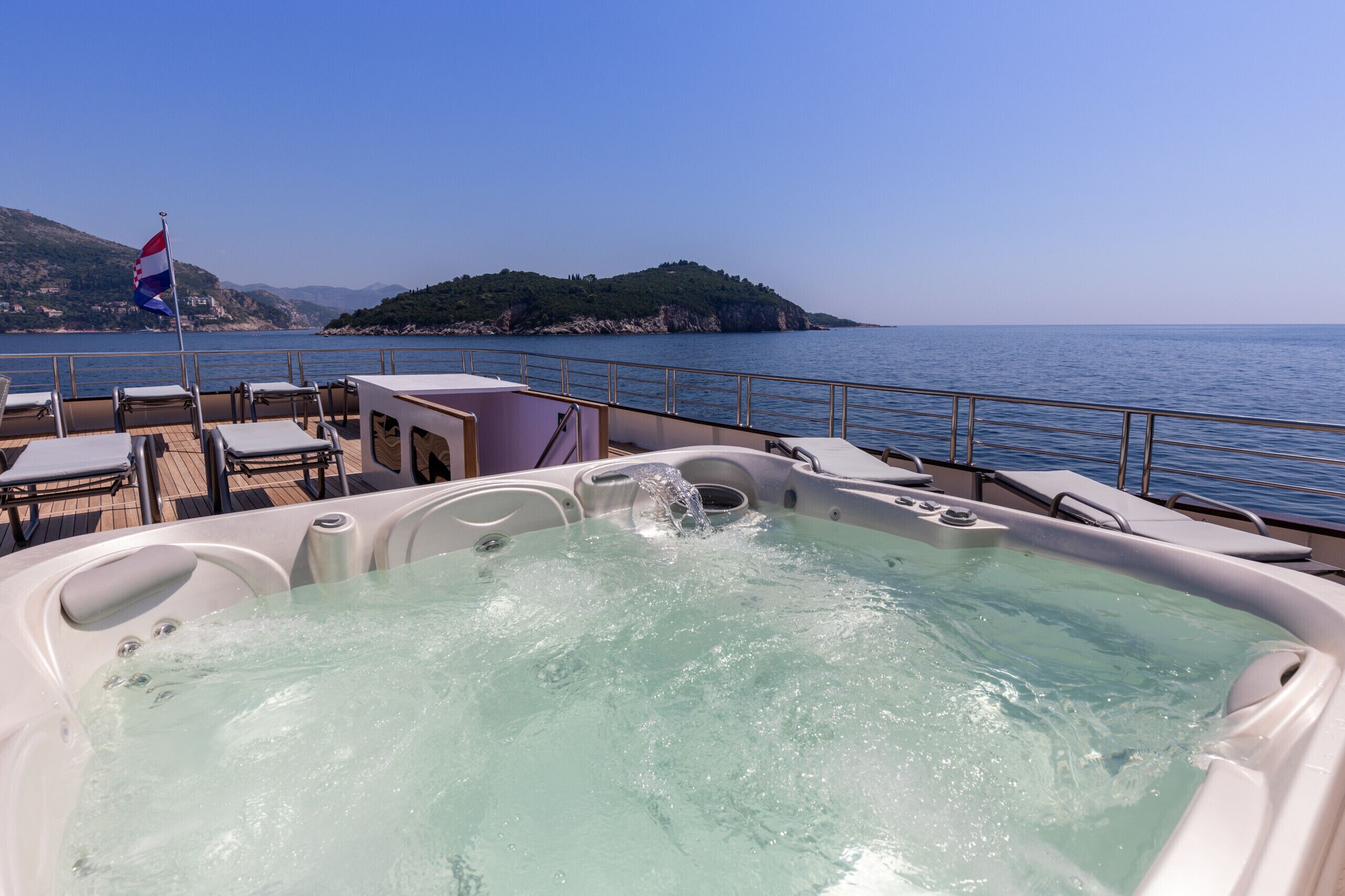 Outdoor spa tub