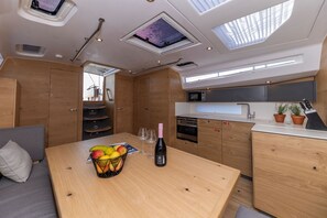 Eine kompakte Küche mit Mikrowelle, Backofen und Holzschränken.