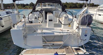 Sun-Kissed Sailing: An Unforgettable Beach Experience in Istria, Croatia