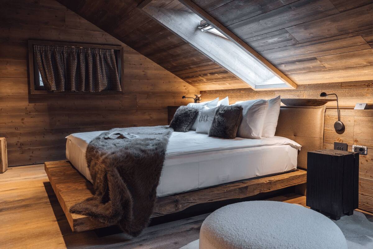 Exclusive Suite, 1 King Bed, Sauna, Partial Lake View