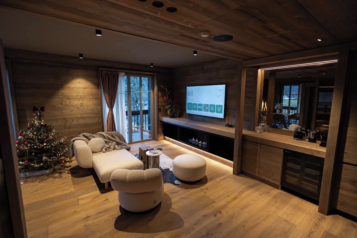 Deluxe-sviitti, sauna, vuoristonäköala | Ylelliset vuodevaatteet, tallelokero huoneessa, pimennysverhot