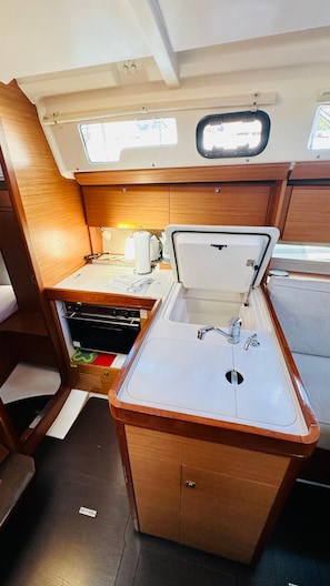 Private kitchen - Sun-Kissed Sailing Adventure in Sibenik, Croatia (Primošten)